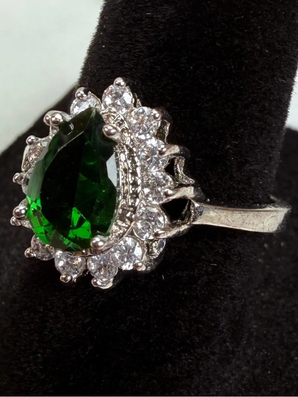 Pretty Silvertone green cz holiday bling size 8 ring